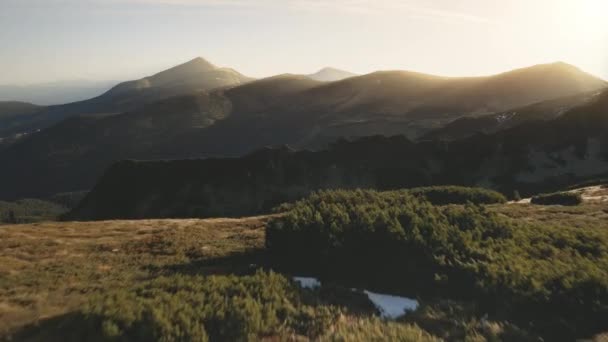 Sol montanha cume natureza paisagem aérea. Alpes suíços ao pôr-do-sol da primavera. Sinalizadores de sol sobre picos — Vídeo de Stock