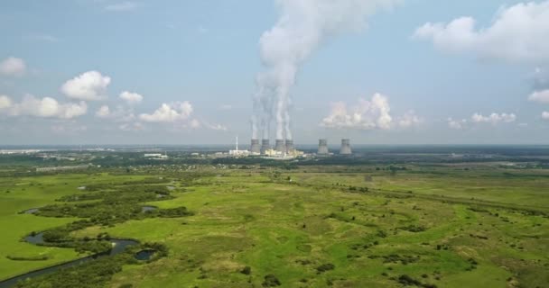 Central nuclear aérea. Estação eléctrica atómica. Questão ecológica. Meio ambiente. Natureza paisagem — Vídeo de Stock