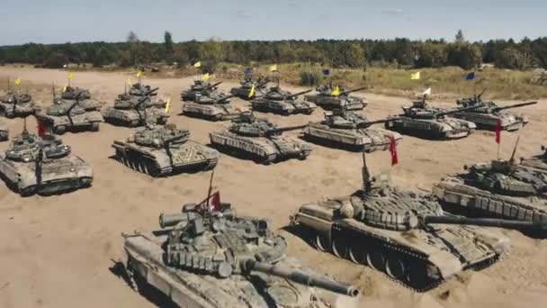 Tanques blindados en el campo de batalla aéreo. Entrenamiento militar. Máquinas de guerra en el campo de arena. Protección nacional — Vídeo de stock