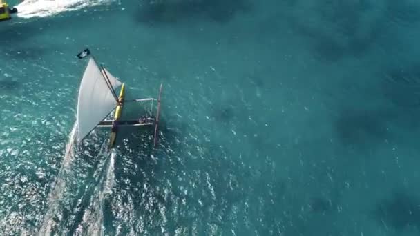 セーリングボートは空中ビューの下の海港に航海します。熱帯の楽園での海洋休暇。夏 — ストック動画