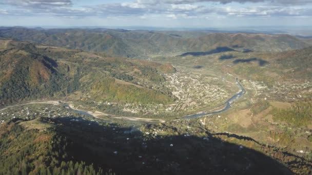 Panorama aérien de la forêt de montagne. Paysage naturel d'automne. Ville à la vallée de montagne avec rivière de débit — Video