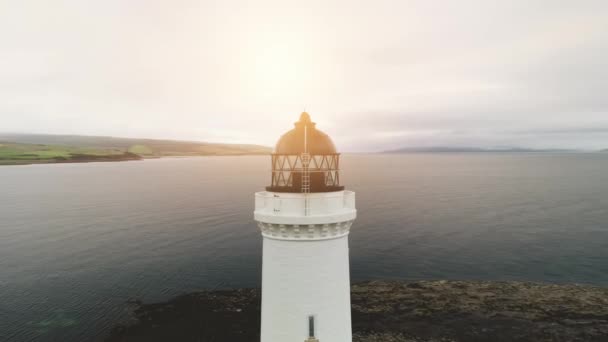 Faro de primer plano en la antena de Sun Island. Nadie paisaje marino de la naturaleza. Faro blanco. Monumento arquitectónico — Vídeo de stock