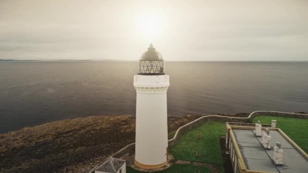 Sol ljus fyr tak närbild antenn. Ingen naturlandskap. Vit stuga i grön dalgång — Stockvideo