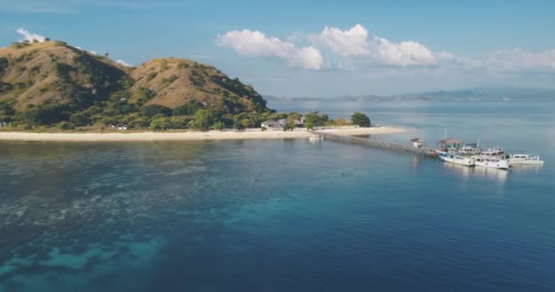 Bootshafen auf Insel mit Paradies-Resort-Antenne. Wassertransport an der Küste. Meereslandschaft der Natur — Stockvideo
