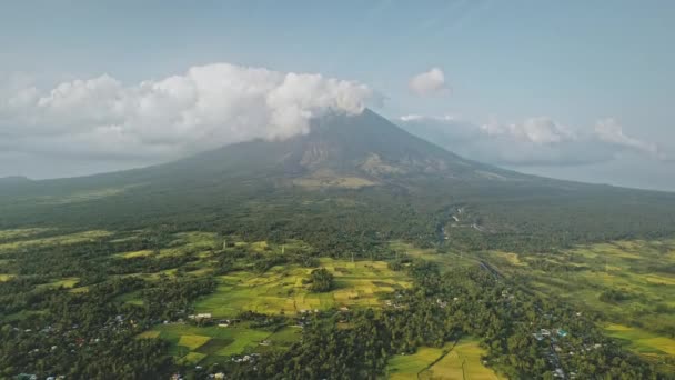 Erupção vulcânica no vale tropical verde aéreo. Mayon monte em incrível ninguém natureza paisagem — Vídeo de Stock