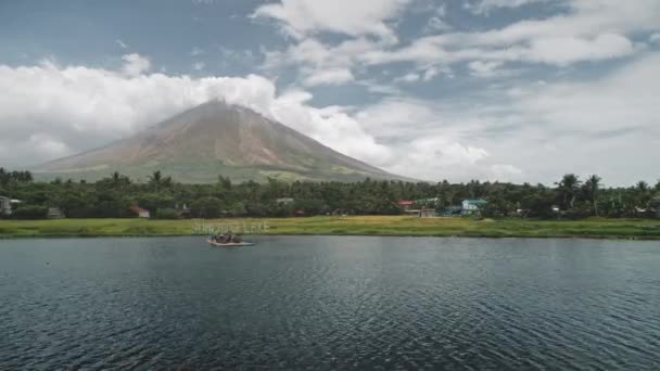 Lac tropical au volcan aérien. Champs agricoles verts, forêt tropicale à la côte. Voyageurs à bord du navire — Video