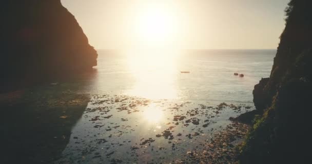 Pôr-do-sol aéreo sobre a lagoa tropical de recifes de coral. Montanhas silhueta do sol na paisagem marinha da noite. Verão — Vídeo de Stock