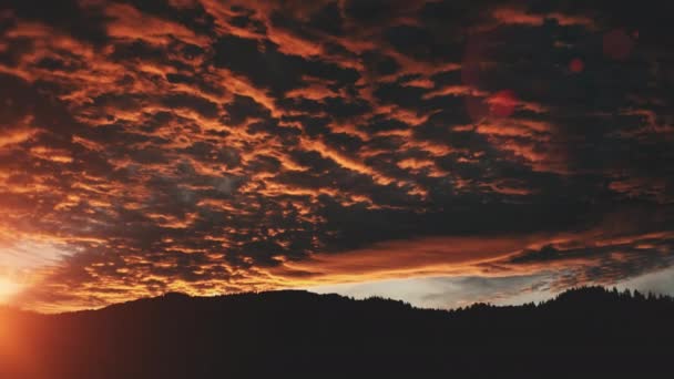 Mørk solnedgang over fjellene, silhuettantenne. Sola gikk ned over det ville naturlandskapet. Dramatisk himmel – stockvideo