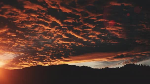 Coucher de soleil sombre sur la silhouette aérienne de la chaîne de montagnes. Coucher de soleil au-dessus du paysage naturel sauvage. Ciel dramatique — Video