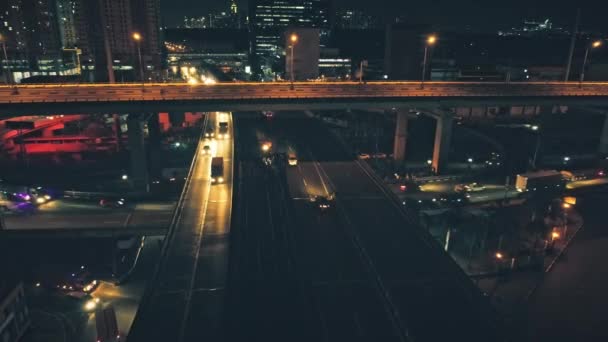 Autopista de tráfico nocturno con coches aéreos. Transporte urbano por carretera puente. Transporte de paisajes urbanos — Vídeo de stock