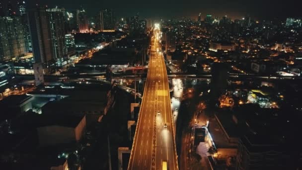 Éjszakai kivilágított városkép közúti antenna. Városkép alkonyatkor. Városi utca neonfényben — Stock videók