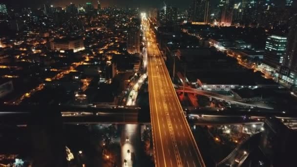 Carretera de tráfico nocturno en cámara lenta en la antena del paisaje urbano crepuscular. Un cruce urbano. Coches en coche por carretera — Vídeos de Stock