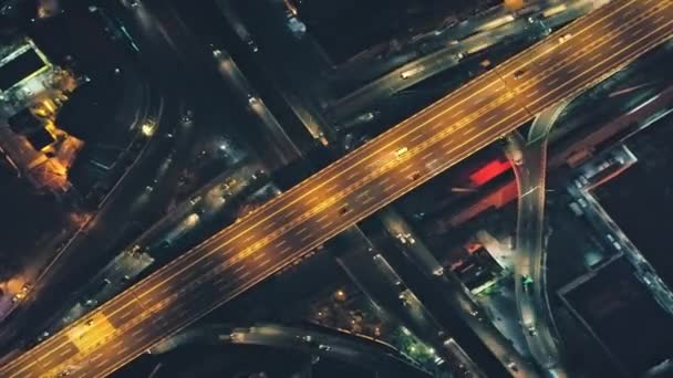 Πάνω κάτω εναέρια της οδικής κυκλοφορίας νύχτα σε φωτισμένους δρόμους closeup. Αστικές μεταφορές — Αρχείο Βίντεο