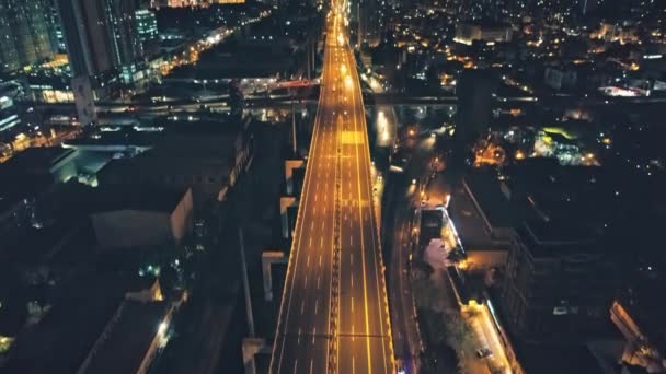 Ciudad aérea de tráfico nocturno panorama vial. Ilumina el paisaje urbano. Calle urbana con edificios modernos — Vídeos de Stock