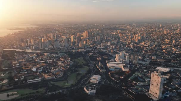 Panorama aéreo da cidade de Manila Centro de negócios com arranha-céus, edifícios modernos no distrito de Makati — Vídeo de Stock