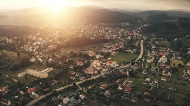 Alpine Mountain Village Aerial Sunset Flight. Dawn Scenic Mount European Cottage Architecture Panoramica — Video Stock