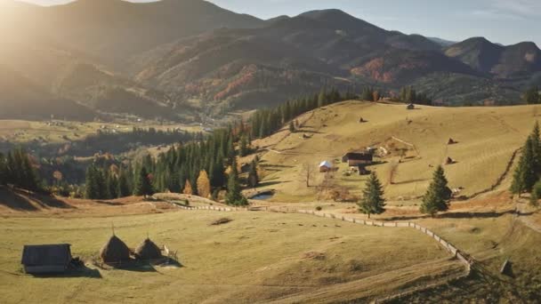 Aerial Sunset fazenda rural na aldeia de montanha panorama câmera lenta. Outono natureza paisagem. — Vídeo de Stock