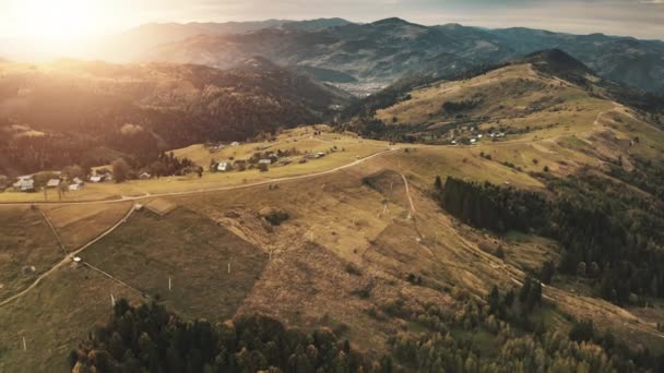 Φθινόπωρο Άλπεις ορεινό χωριό ηλιοβασίλεμα τοπίο. Εναέρια πτήση πάνω από κίτρινο γρασίδι πεδία, πράσινο δάσος — Αρχείο Βίντεο