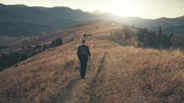 사업 개념. 산 정상을 걷는 일. 시골 산간 도로에서 의상을 입고 등산하는 관광객. — 비디오