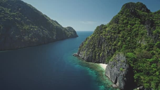 Paisaje de isla épica aérea con bosque de alta montaña verde y arrecife de coral de agua de océano turquesa. — Vídeos de Stock