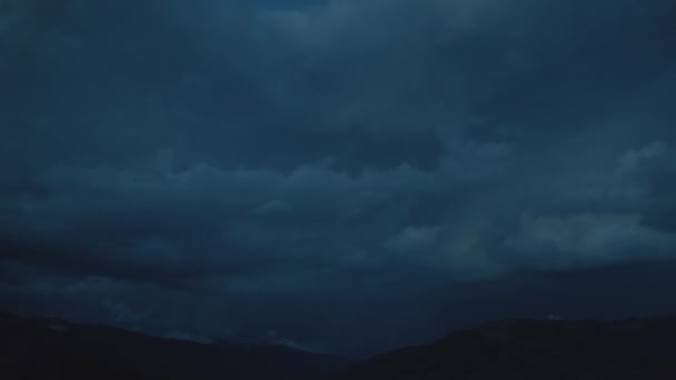 Um relâmpago brilha no céu azul escuro. Paisagem natural dramática — Vídeo de Stock