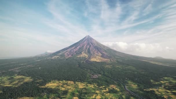 Volcan Mayon aérien à Legazpi City Albay, Philippines. La caméra descend, faisant un panorama vertical — Video