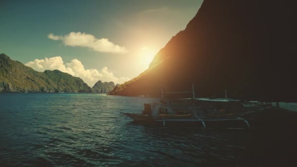 Bateau de pêche aérien dans l'océan du coucher du soleil. Montagne en arrière-plan. Voyages, tourisme de plein air, vacances, — Video