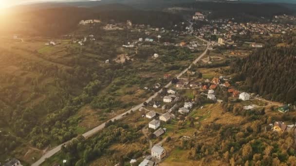 알프스 산맥 산간 마을 도로 항공 선셋 플라이트. 유럽의해 돋을새김 현상 — 비디오