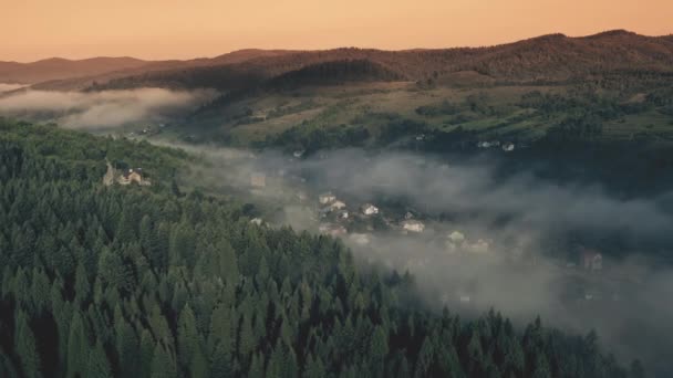 Kárpát-hegyi falu ködös erdő napfelkelte színek. Fa köd vad természet sötét reggel. — Stock videók