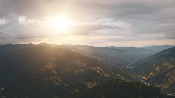 Luchtfoto Alpen zonsondergang bergkam bos. Zon natuur landschap op zomerdag. Cinematic Drone vlucht — Stockvideo