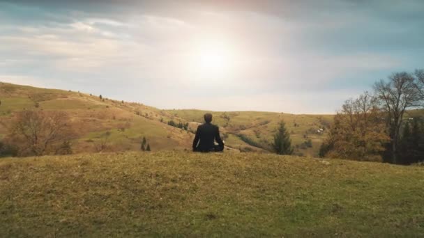 Geschäftsleute meditieren auf der Berggipfel-Antenne. Landschaft Naturlandschaft am Herbsttag. — Stockvideo