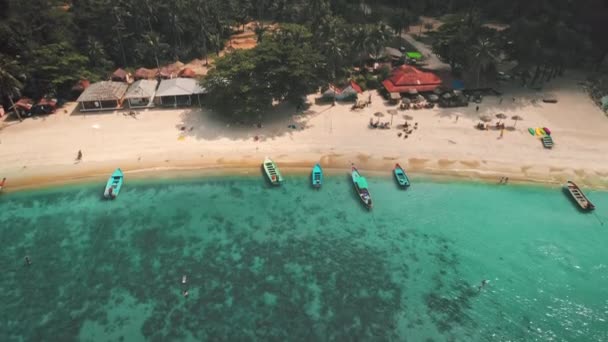 Flygfoto av de två unga kvinnorna. Tropiskt luftlandskap med flickor. Garvning kvinna bär solhatt på stranden på en vit sand skott uppifrån. Azure vatten, sandig tropisk strand. ovanifrån, ögla — Stockvideo