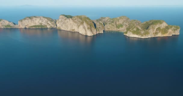 Tonsai Bay orörda exotiska paradis hyser flotta av små båtar i Ko Phi Phi Don Island, Thailand - Flyg-over skott — Stockvideo