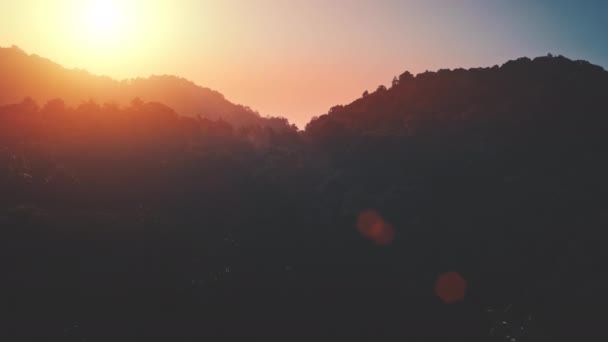 Dramatischer farbenfroher Sonnenuntergang in den Bergen. Tropische Natur Hintergrund. Drohne fliegt über exotischen Dschungel — Stockvideo