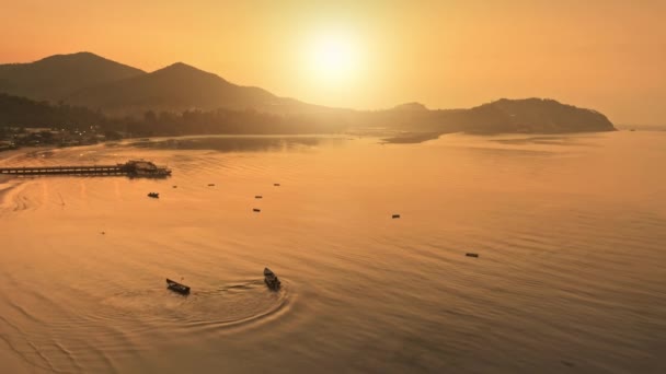 Orangefarbener Sonnenuntergang über der Meeresbucht der Insel Luftaufnahme. Schöne ruhige Unterkunft. Wassertaxi fahren — Stockvideo