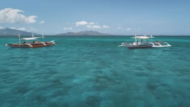 Dos barcos de pesca en agua azul del océano, vista aérea. Vuelo de drones de alta velocidad sobre barcos Bangka de madera — Vídeos de Stock