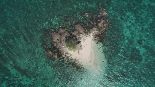 Liten vild ö antenn uppifrån och ner utsikt med havet turkosa vågor, korallrev runt. Stranden Lonley — Stockvideo