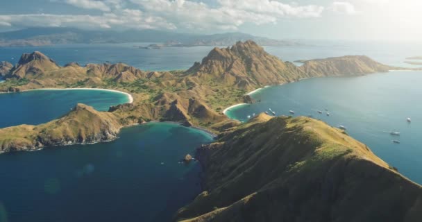 เกาะปาดาร์ โคโมโด พาโนรามาทางอากาศ จุดหมายปลายทางการเดินทาง พื้นหลังธรรมชาติ ภูมิทัศน์ป่าที่สวยงาม — วีดีโอสต็อก
