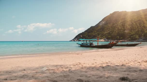 Viaggi estivi Thailandia spiaggia. Tour in barca tropicale. Acqua turchese dell'oceano, sabbia bianca, montagna al tramonto — Video Stock