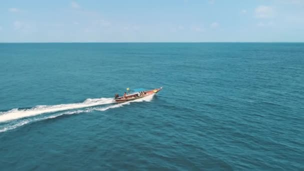 Velocidade aérea do oceano barco vela azul água do mar. Asiático tradicional cauda longa navio de madeira. Visita turística — Vídeo de Stock