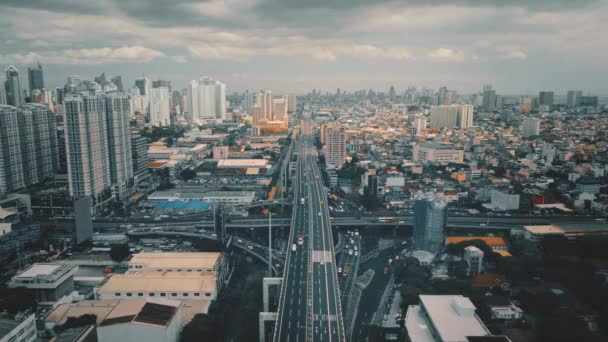 Повітряна автострада. Сучасний Нью - Йорк з міським хмарочосом у населеному місті — стокове відео