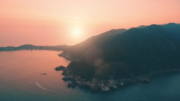 Pôr-do-sol dramático rosa na ilha tropical. Voo de drone aéreo acima de penhasco montanha montanha mar calmo — Vídeo de Stock