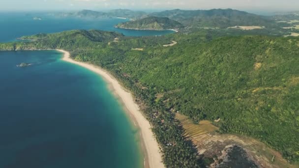 Aerial El Nido island panorama landscape, Φιλιππίνες Πράσινο λόφους αρχιπέλαγος, άγρια παραλία γαλάζιο ουρανό — Αρχείο Βίντεο