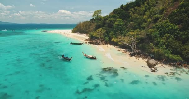 Viaje para Tailândia paraíso ilha trópica. Passeio de barco para Phi Phi Leh. Água azul-turquesa — Vídeo de Stock