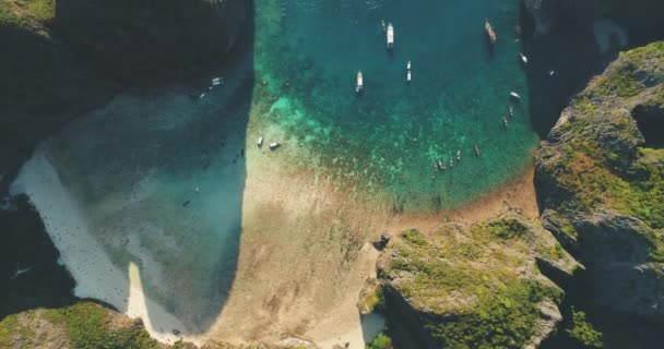 Vista de arriba hacia abajo en Maya Bay, isla Phi Phi. Un agua turquesa clara, playa de arena blanca, barcos — Vídeo de stock