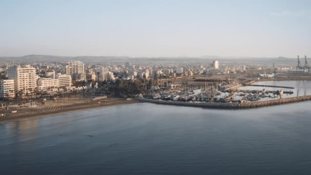 Larnaca Marina város tengerpartján. Aerial View a tengeri öböl jacht kikötő és a belvárosi építészet — Stock videók