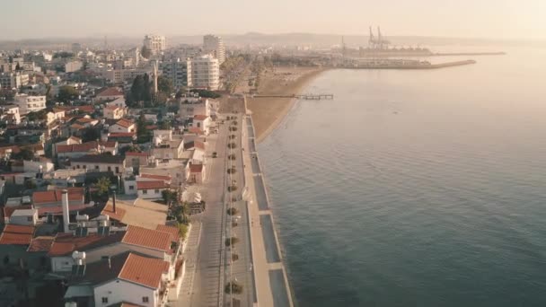 Kıbrıs Rum Kesimi 'nin gün batımı sahil şeridi. Larnaka şehir merkezinde. Yat limanı, oteller tatil köyleri. — Stok video