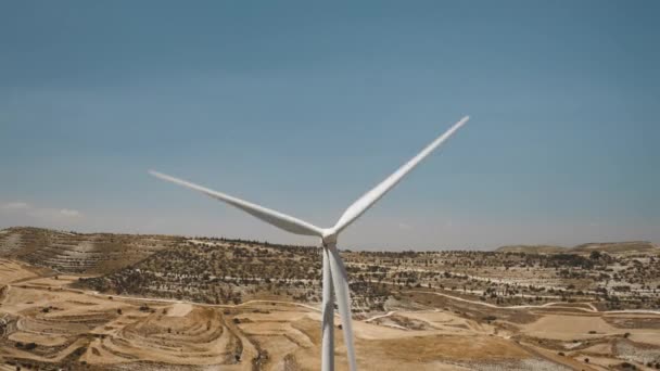 Três turbinas eólicas antena fechar girar contra o céu azul. Vista cinematográfica de drones de grandes moinhos de vento — Vídeo de Stock