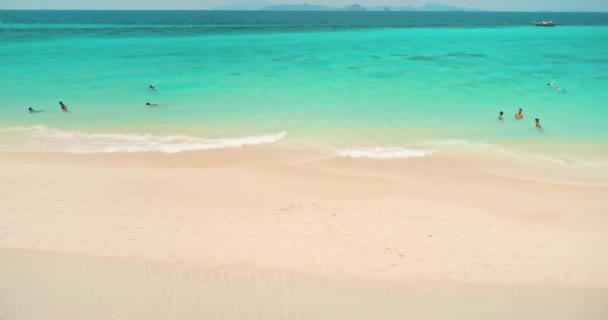 Playa blanca con agua turquesa. Maldivas isla tropical. La gente nada, relajarse, disfrutar. — Vídeo de stock