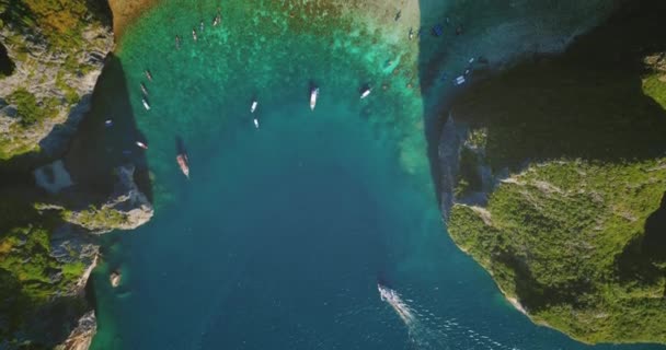 Laguna tropical de arriba abajo. Vuelo en cámara lenta sobre el agua del océano turquesa, arrecife de coral, yates — Vídeo de stock